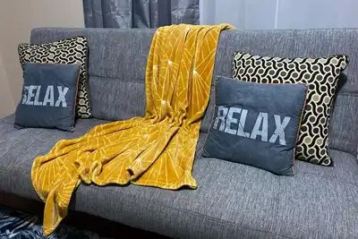 Image de Family-friendly cozy home w/ deck, yard & car port, close to train & bus stops!