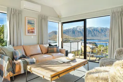 Image de Ski Chalet Vibe - Stunning Lake & Mountain Views!