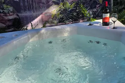 Image de \"Romantic home with jacuzzi, 10 minutes from Clearwater Beach