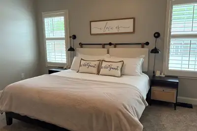 Image de Peaceful neighborhood showcasing, 3-bed house in amazing Winchester private pool