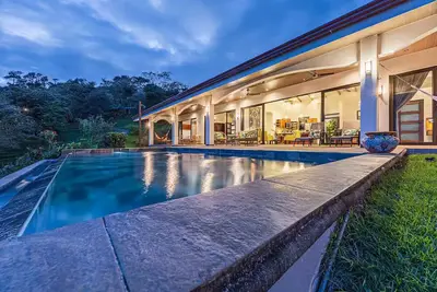 Image de Stunning 3-Br house & casita, sleeps 7. Pool, Bbq, ocean views. \nDesign your stay