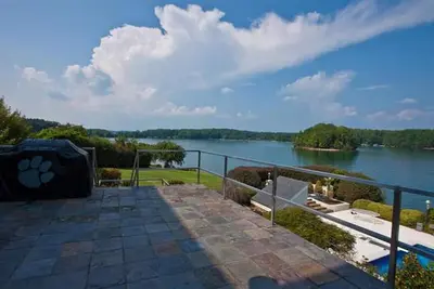 Image de \"Estate on the Lake\" 7 Bedrooms/7 Bathrooms, 8400+ sq ft!