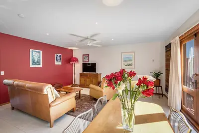 Image de Platypus Cottage. Watch them play from the garden.