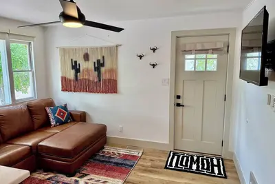 Image de Hearth Light Homes: \"Sunset Sanctuary\" bungalow w/ Wifi, Washer&Dryer