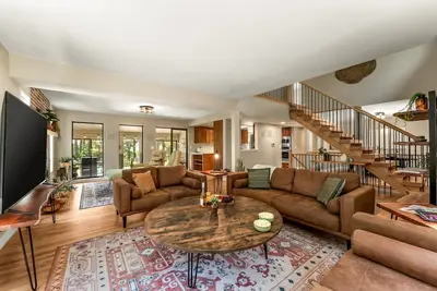 Image de Spacious Comfort in Scenic Monument