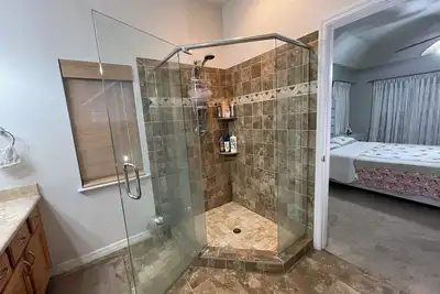 Image de A cozy, spacious environment to bring out your peace, and lay off your worries.