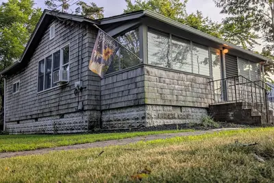 Image de “The Goose” A Charming 2-bedroom bungalow with WiFi and Ac in Mastic Beach.