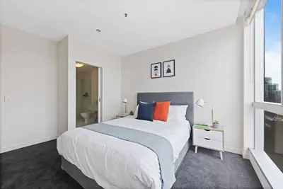 Image de 2-bedroom apartment in charming Melbourne with WiFi, fitness room, Ac
