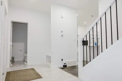 Image de Peaceful 3-bedroom house with WiFi in South  Edmonton- 15 minutes to the airport