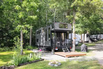 Image de Tiny Rv Escape with Stunning Lake Views, Ac, WiFi
