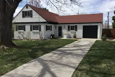 Image de Cozy 5br Home Sleeps 10 people with Backyard, Parking & Prime Location