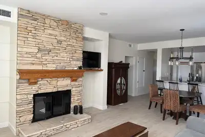 Image de 2-bedroom condo in the Sierra Del Oro neighborhood in Corona, Ca with Ac, WiFi.