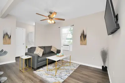 Image de Comfortable 1br in Northside • Long-Term Ready