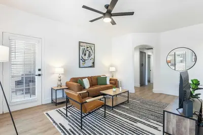 Image de 2br CozySuites at Kierland Commons with pool #08