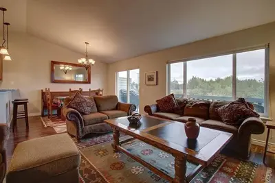 Image de Government Hill - Mountain Views, near Jber. 3bd-2. 5ba, 2car gar. Fenced yard.