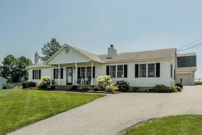 Image de This stylish and spacious 3 bedroom home overlooks the beautiful farm fields in Southern Lancaster County