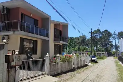 Image de Charming 1-bedroom apartment with WiFi, Ac, 2 minutes from the sea – sleeps 5