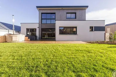 Image de Maison contemporaine proche plage avec jardin et bain nordique