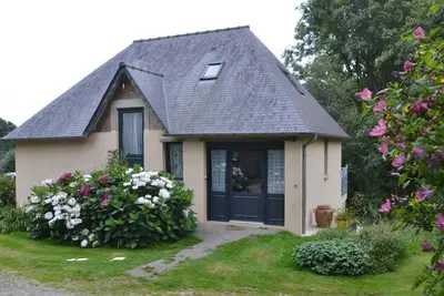 Image de Maison charmante avec balcon sur colline verdoyante