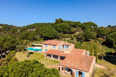 Image de Villa de haut standing avec piscine et climatisation