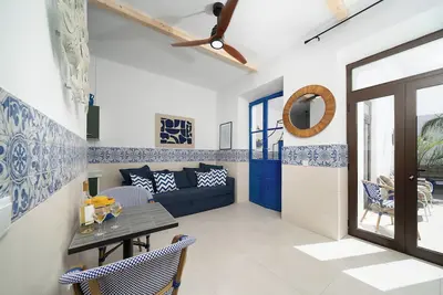 Image de City-center townhouse with patio, Stylish 3 bedroom townhouse near Portimão promenade, 15 mins to Praia da Rocha. Private unit in historic building with shared patio, Ac in all rooms, fast Wi-Fi, and modern comforts.