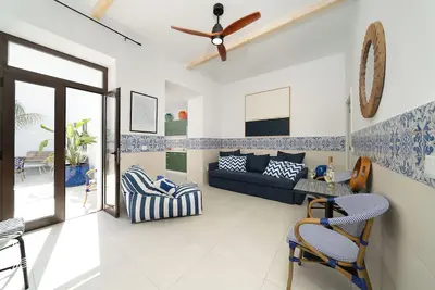 Image de City-center townhouse with patio, <br>Stylish 3br townhouse near Portimão promenade, 15 mins to Praia da Rocha. Private unit in historic building with shared patio, Ac in all rooms, fast Wi-Fi, and modern comforts.