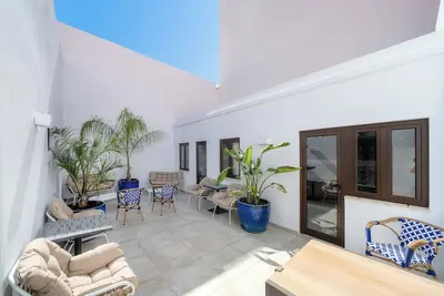 Image de Stylish 9 Bedroom 3 living room Casa by Portimão promenade, short distance to Praia da Rocha. Historic Home with large patios, Ac in all bedrooms, fast Wi-Fi, and modern comforts.