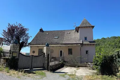 Image de Grande maison avec piscine et terrain de pétanque et une belle vue dégagée