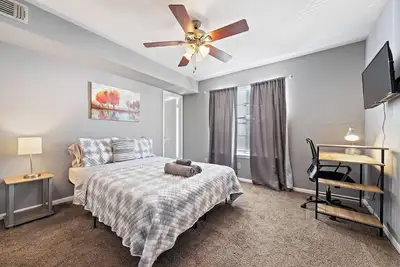 Image de This spacious townhouse is situated in a quiet gated community close to the Texas Medical Center and Downtown Houston. Its convenient location and modern amenities make it an excellent choice for families, business travelers, singles, and couples.
