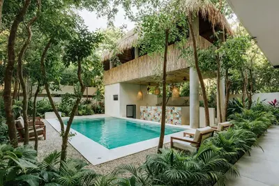 Image de Spacious modern 3-bedroom condo in Aldea Zama with premium finishes, a lush shared pool, and easy access to restaurants, shops, and Tulum’s beaches.