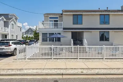 Image de beautifully renovated and impeccably maintained 3-bedroom, 1. 5-bath condo just one block from Avalon's pristine beaches,