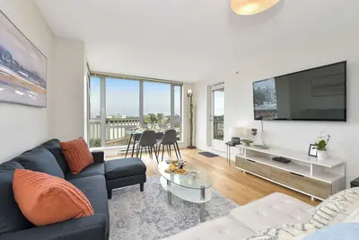 Image de Astoria's Cathedral View Suite, 2 Blocks from the Inner Harbour