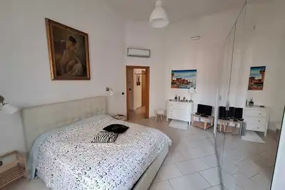 Image de Cozy, upscale area, in city center waterfront area and movida