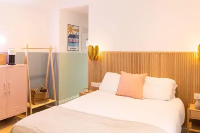 Image de Quadruple-Supérieure-Sdb privée avec douche-Vue sur Rue