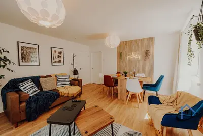 Image de Flat 5 - Ground floor 2 bed apartment free parking sleeps 6