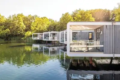 Image de Luxury water cube extending 12 metres into the lake with generous bathroom and air conditioning. A unique holiday experience on the water.