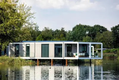 Image de Exclusive water cube with wine climate cabinet three bathrooms and a terrace extending impressively over the water.