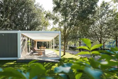 Image de Modern forest home for four with spacious terrace, ideal for quality time with loved ones in peaceful North Limburg nature.