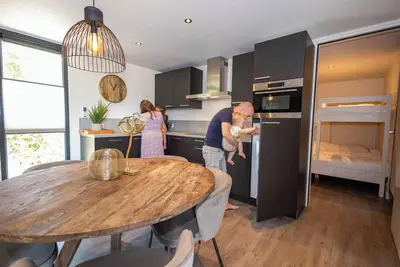 Image de Stylish forest cube with large terrace for 5 guests. Ideal for families or multiple generations seeking luxury and nature.