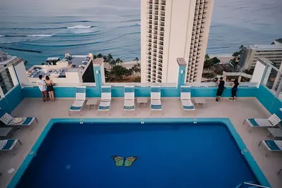 Image de Tropical Waikiki Stay with Breathtaking Views and Modern Comforts