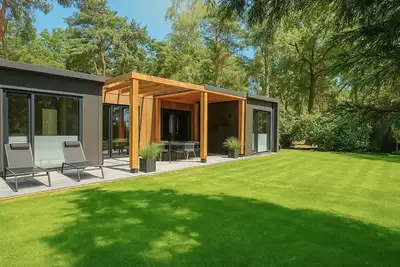 Image de Spacious luxury forest lodge for 8 guests with 4 bedrooms and 3 bathrooms. Perfect for families seeking comfort and nature.