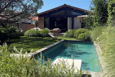 Image de Villa et dépendance avec piscine et jardin