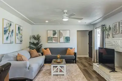 Image de Cozy 3br •Game Room • Pool & Ping-Pong Tables • Fenced Yard Near Hospitals