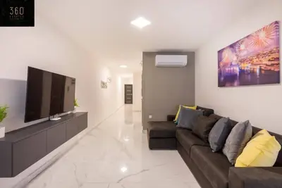 Image de Charming Central Apartment Just Off the Promenade!