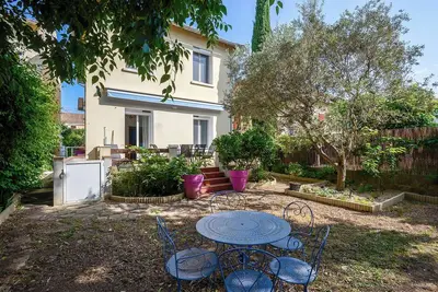 Image de Maison avec jardin cœur de quartier résidentiel