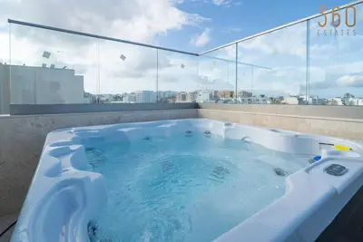Image de St. Julian’s 2br Penthouse with Balconies & Sofabed