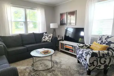 Image de Spotless Geneva beauty! Mins to Wineries, Spires, Downtown, the Strip, & more!