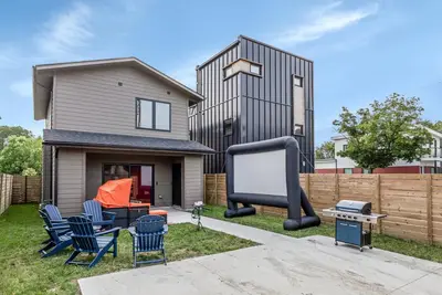 Image de Cozy 3bd - Central Location w/ Bbq & Movie Yard