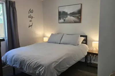 Image de Tranquil Shawnigan Lake Spa Retreat, 2 Br. Full Kitchen, Cozy \nFireplace