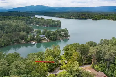 Image de Charming waterfront cottage with gorgeous lake& mountain views and private dock.